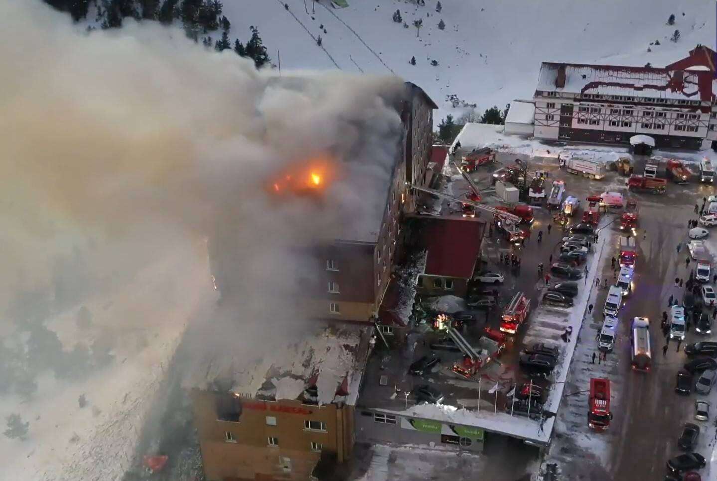 Turquia: incêndio em hotel de esqui mata 10 pessoas; 32 estão feridos