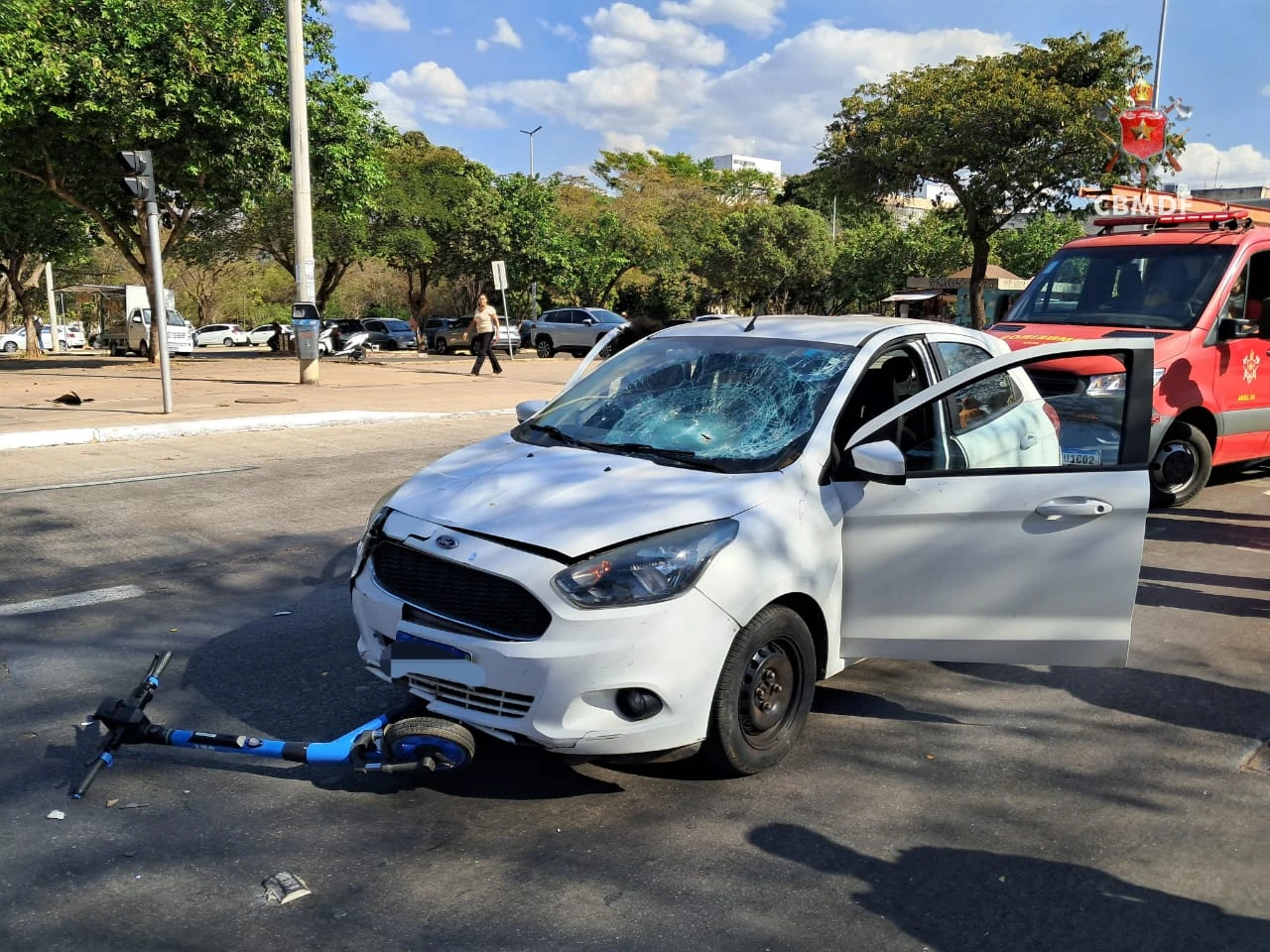 Asa Sul: adolescentes que andavam em patinete elétrico são atropelados