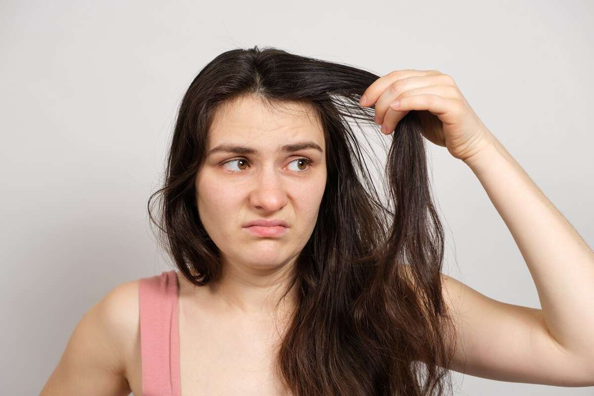 Descubra como o cabelo sujo pode ser um “veneno” para a pele do rosto