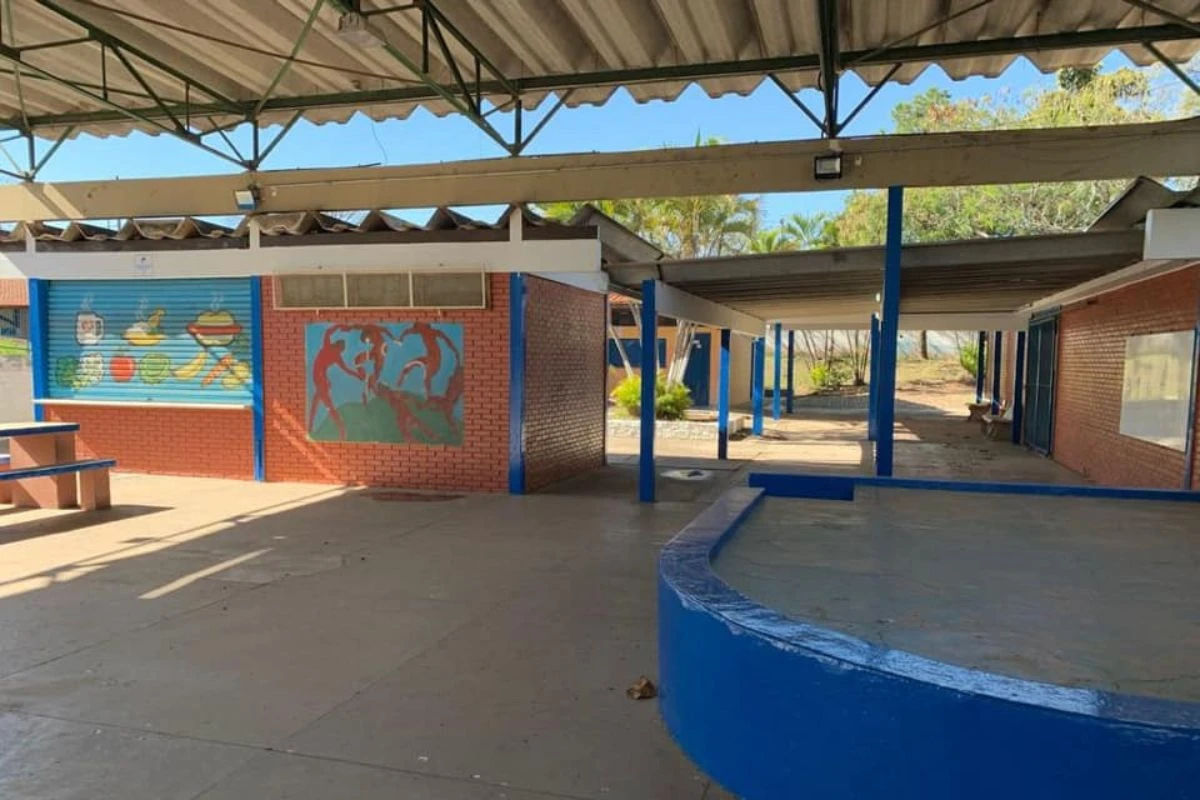Menino de 12 anos morre após cair do telhado de escola atrás de pipa
