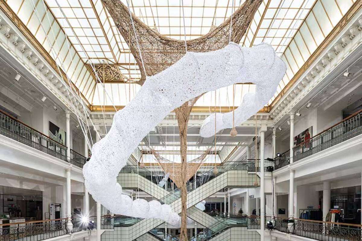 Artista brasileiro Ernesto Neto expõe instalações de crochê em Paris