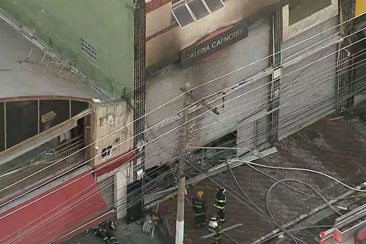 Incêndio atinge prédio comercial no Pari, no centro de São Paulo