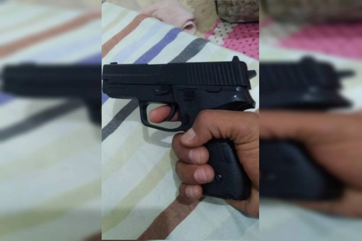 Após levar fora, homem persegue e ameaça mulheres com arma