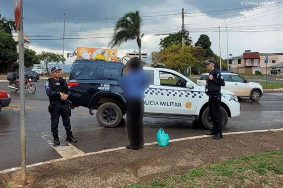 Confusão em comércio de rodoviária acaba em tapa na cara e facada