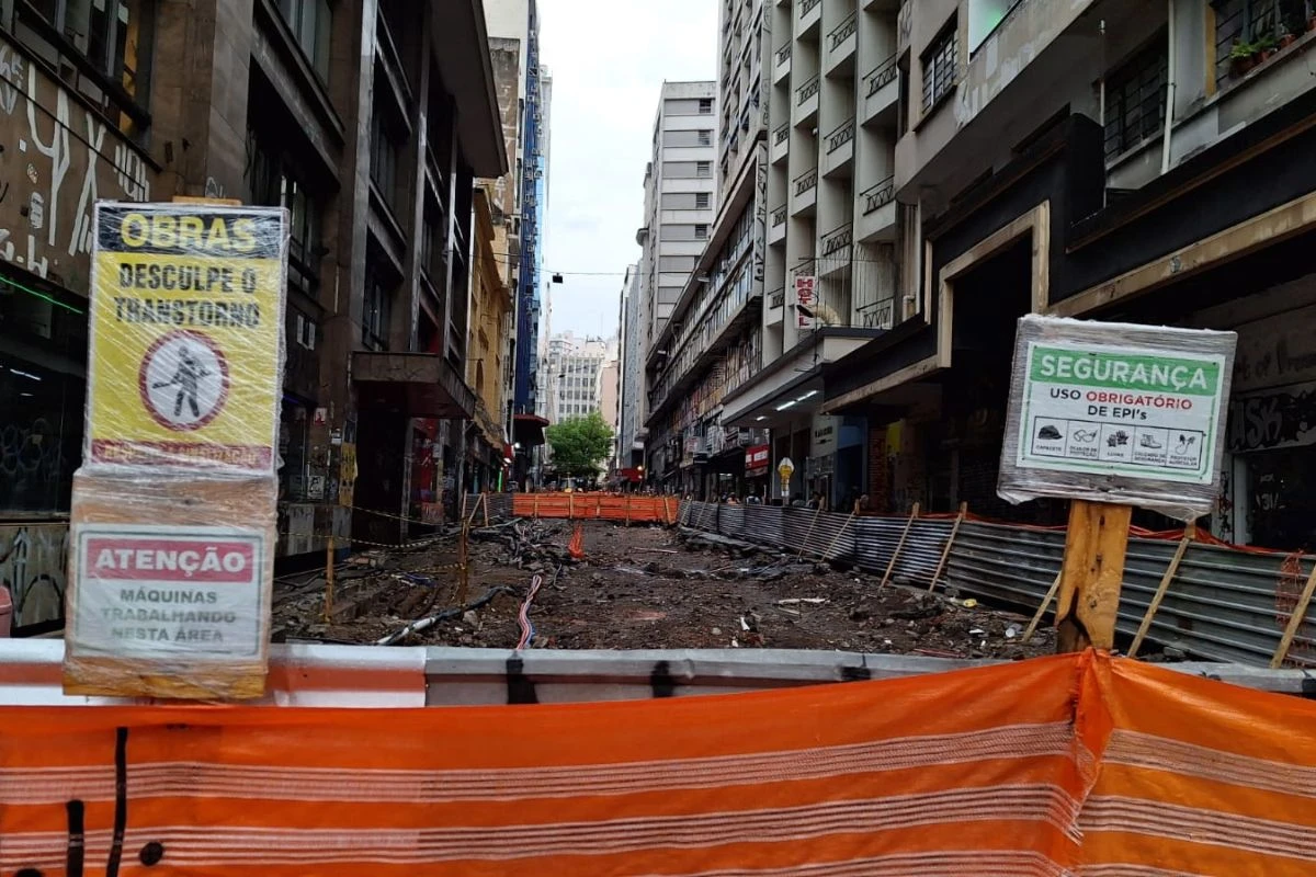 Obra de calçadão na República atrasa e comerciantes relatam prejuízos