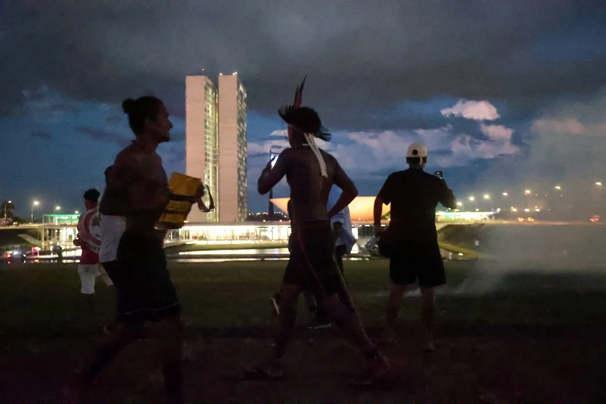 Congresso se pronuncia sobre confronto com indígenas em Brasília