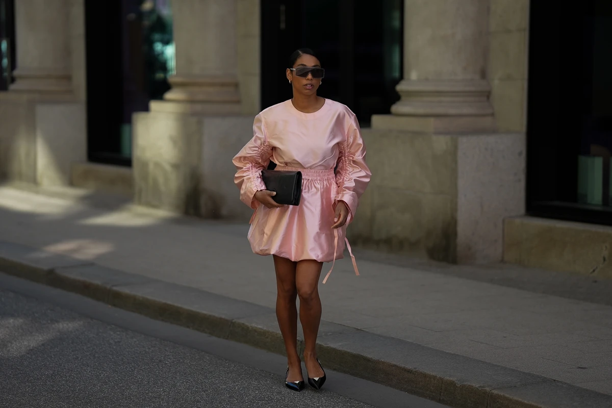 Rosa-balé evoca elegância suave da dança nos looks; saiba como usar