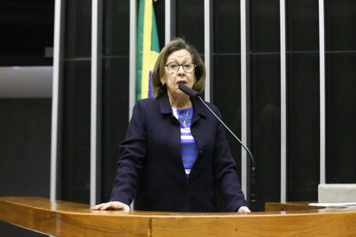 Comissão aprova licença remunerada para professor se qualificar