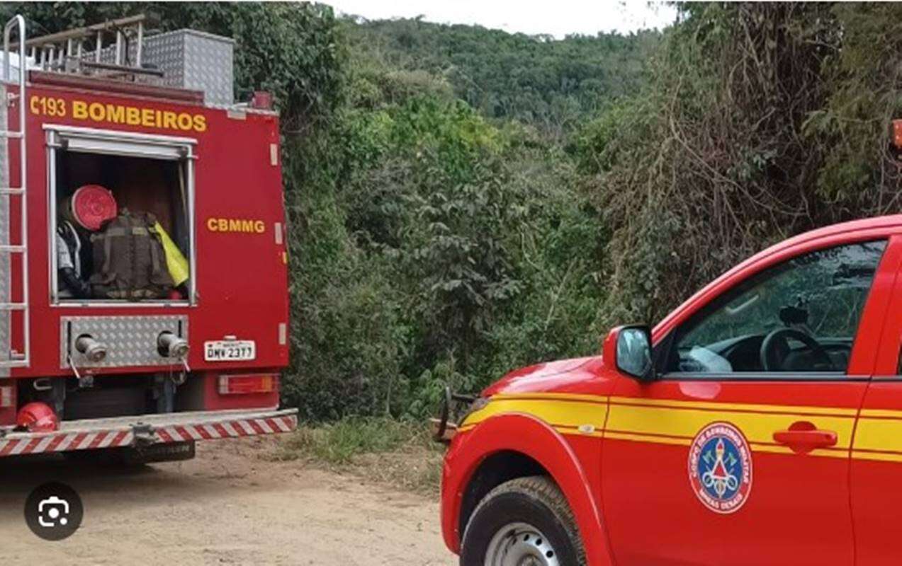 Carreta tomba, pega fogo e interdita BR-040, em Minas Gerais