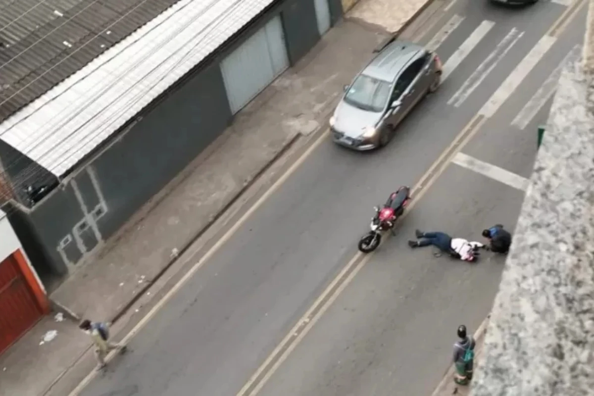 Vídeo: pai espanca motociclista após filho ser atropelado na faixa