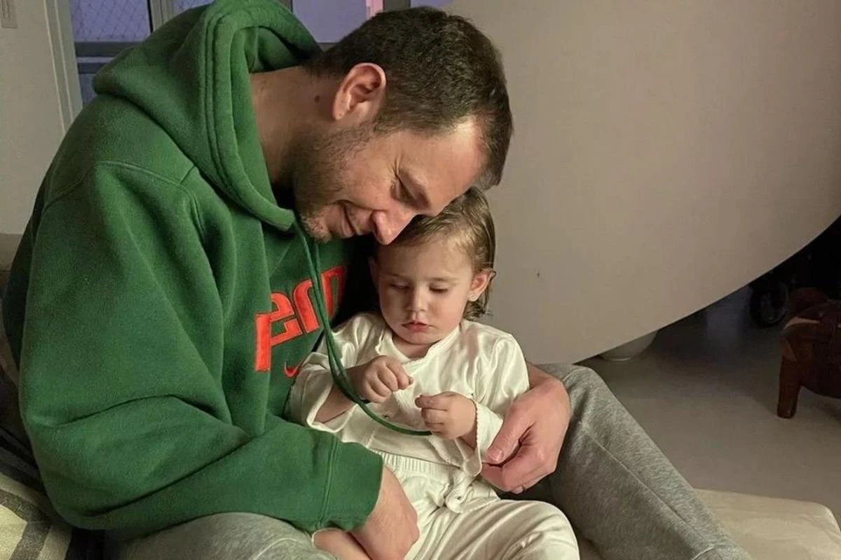 Tiago Leifert diz que filha está passando por fase difícil: “Terrível”
