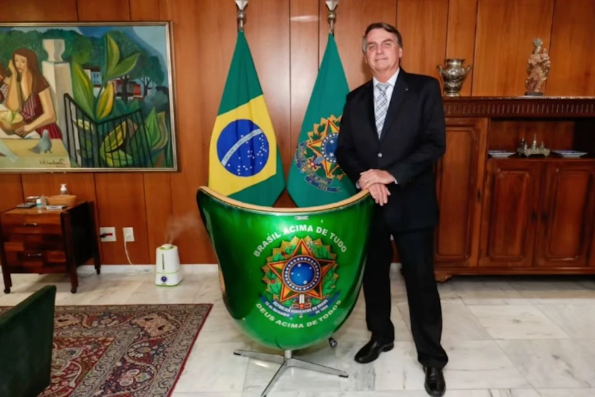 Artista que fez Batmóvel comprado por Neymar já presenteou Bolsonaro