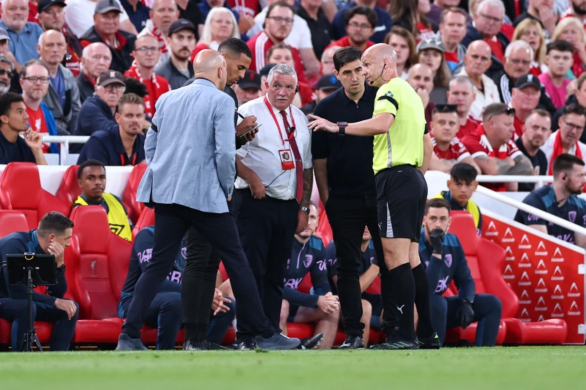 Suposto caso de racismo paralisa jogo de estreia na Premier League