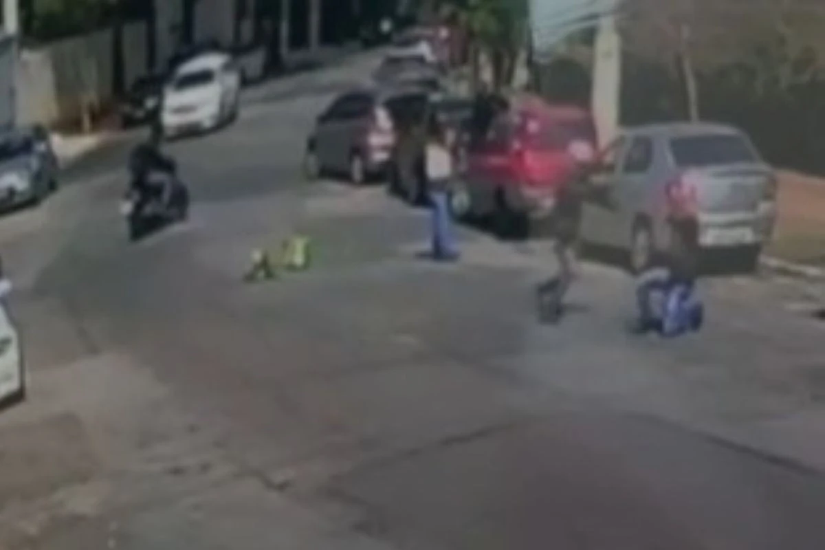 Três ladrões agridem e tentam atirar em PM, mas arma falha. Vídeo