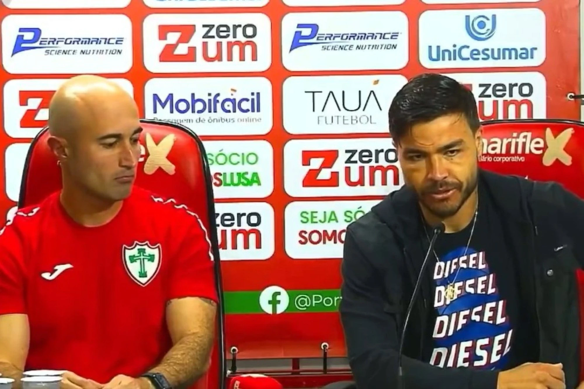 Jogador invade coletiva para defender treinador e viraliza. Assista