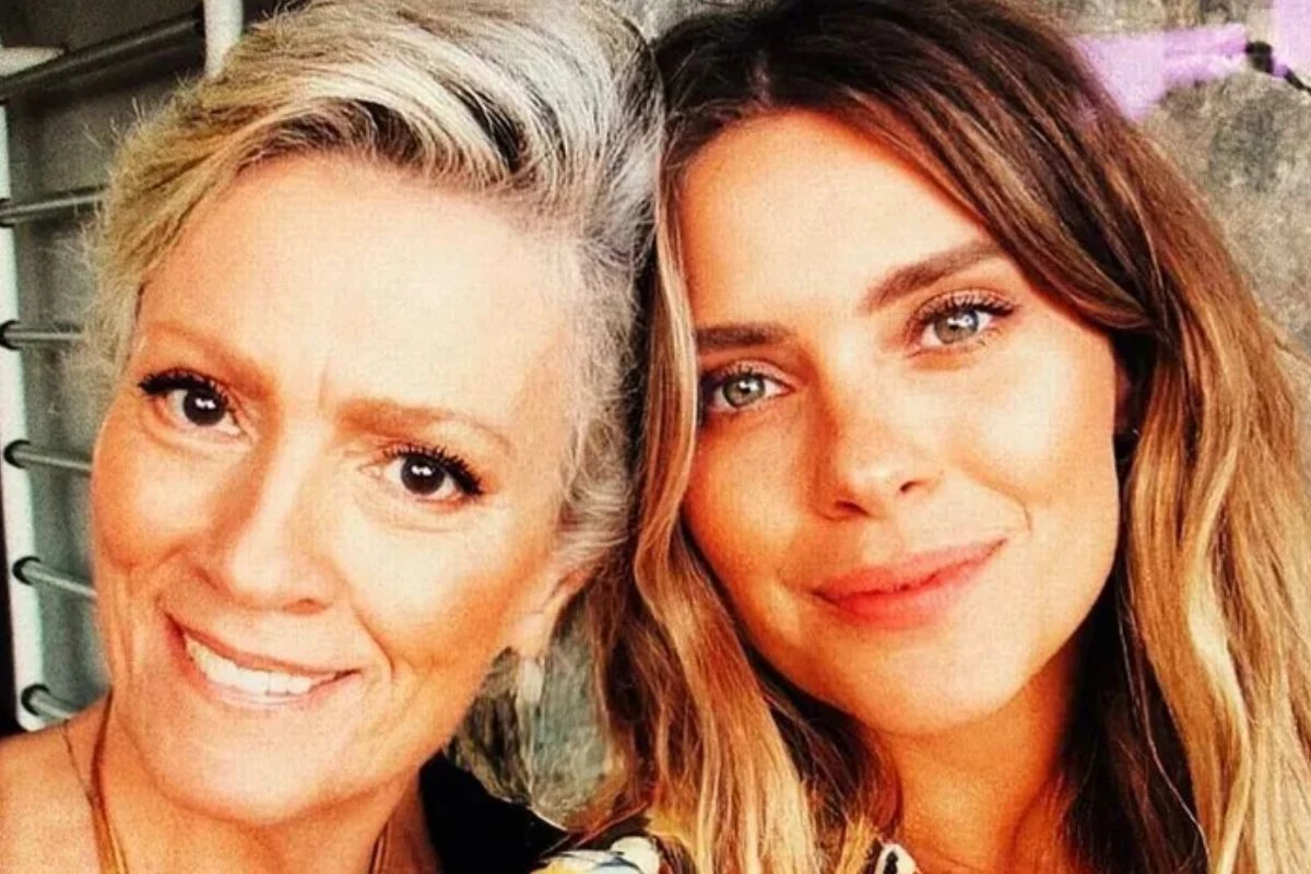Carolina Dieckmmann emociona com homenagem nos 6 anos da morte da mãe