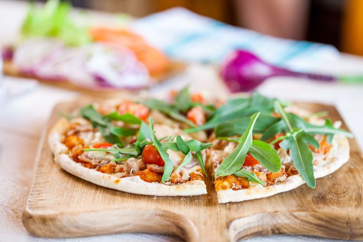 Veja a receita de massa de pizza “mais fácil do mundo” e delicie-se já