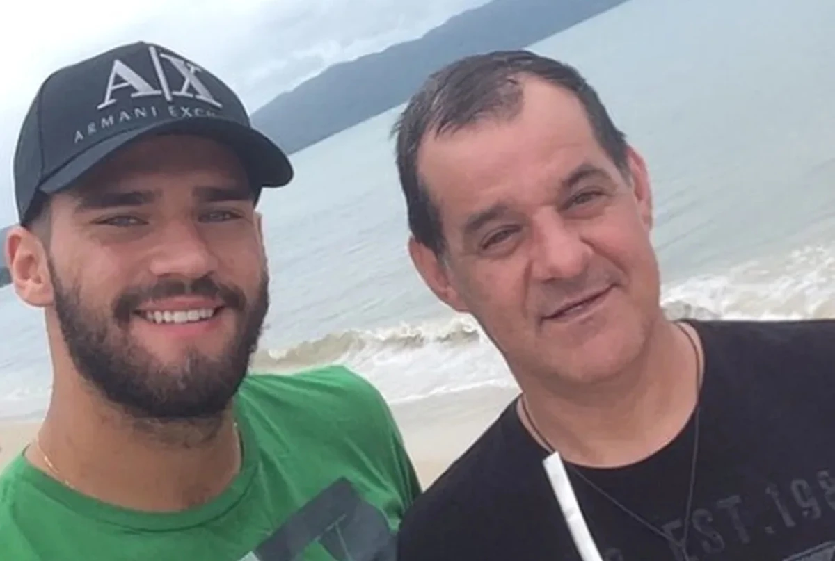 Goleiro da Seleção revela que participou por vídeo do funeral do pai