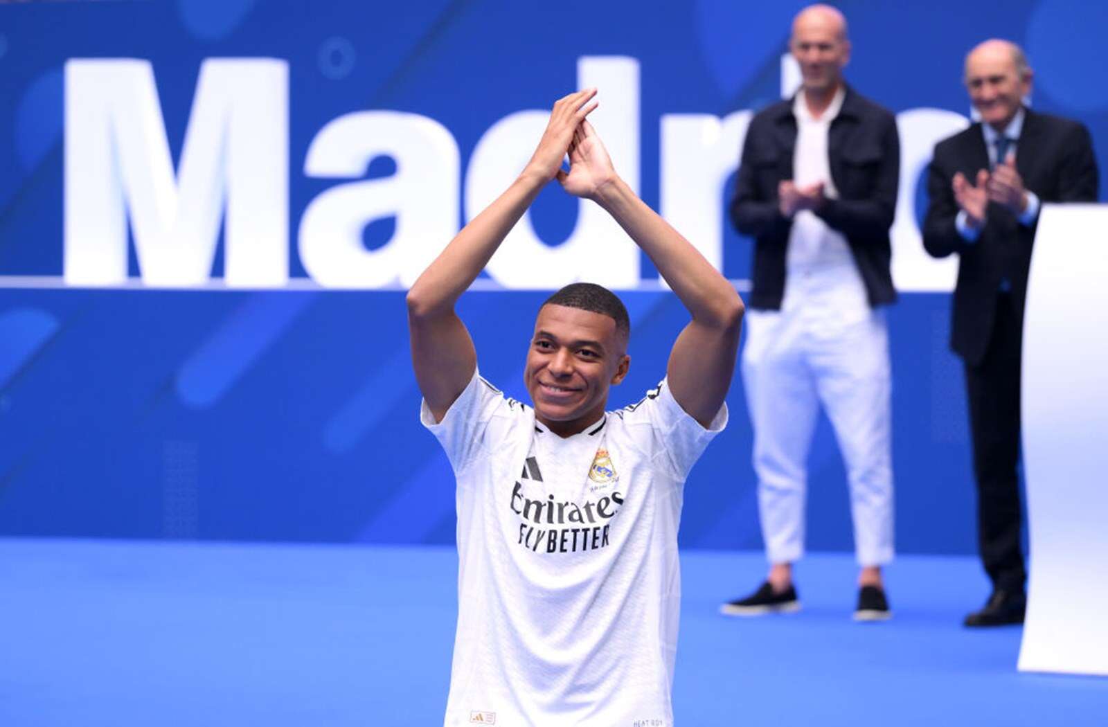 Kylian Mbappé é apresentado oficialmente como jogador do Real Madrid