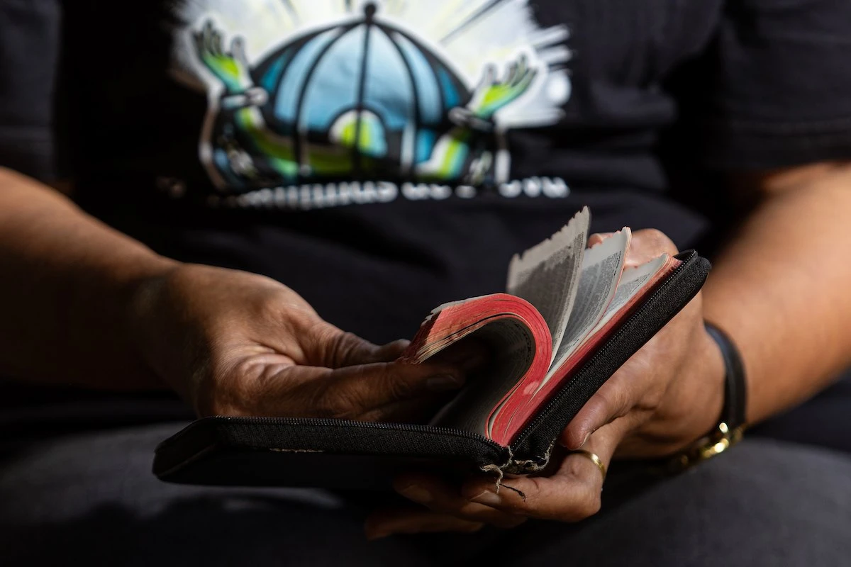 “Estrago em nossa vida”: mãe acusa religiosos de explorar a filha