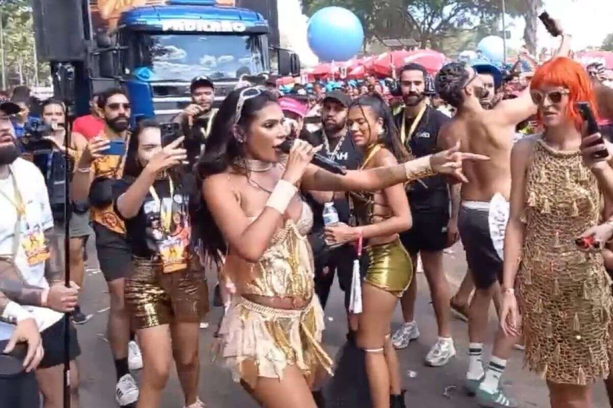 Pocah desde do trio elétrico e surpreende fãs no Carnaval de SP. Vídeo