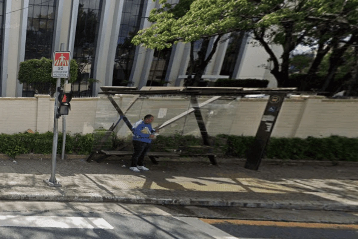 Morador de rua que matou estudante a pauladas é solto e volta a atacar