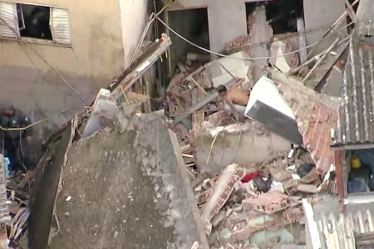 Casa desaba em SP e bombeiros atuam no resgate de 4ª vítima soterrada