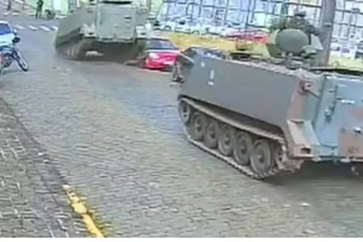 Video: tanque do Exército destrói carros ao tragefar na contramão