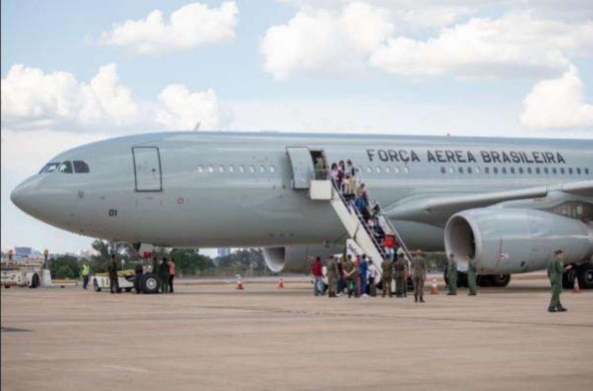 Avião do 2º voo de repatriados brasileiros do Líbano pousa em Lisboa