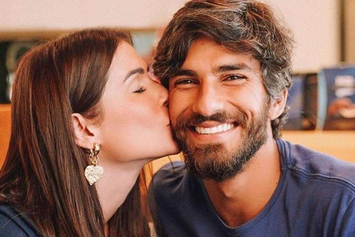 Deborah Secco esclarece relação com Hugo Moura um ano após divórcio