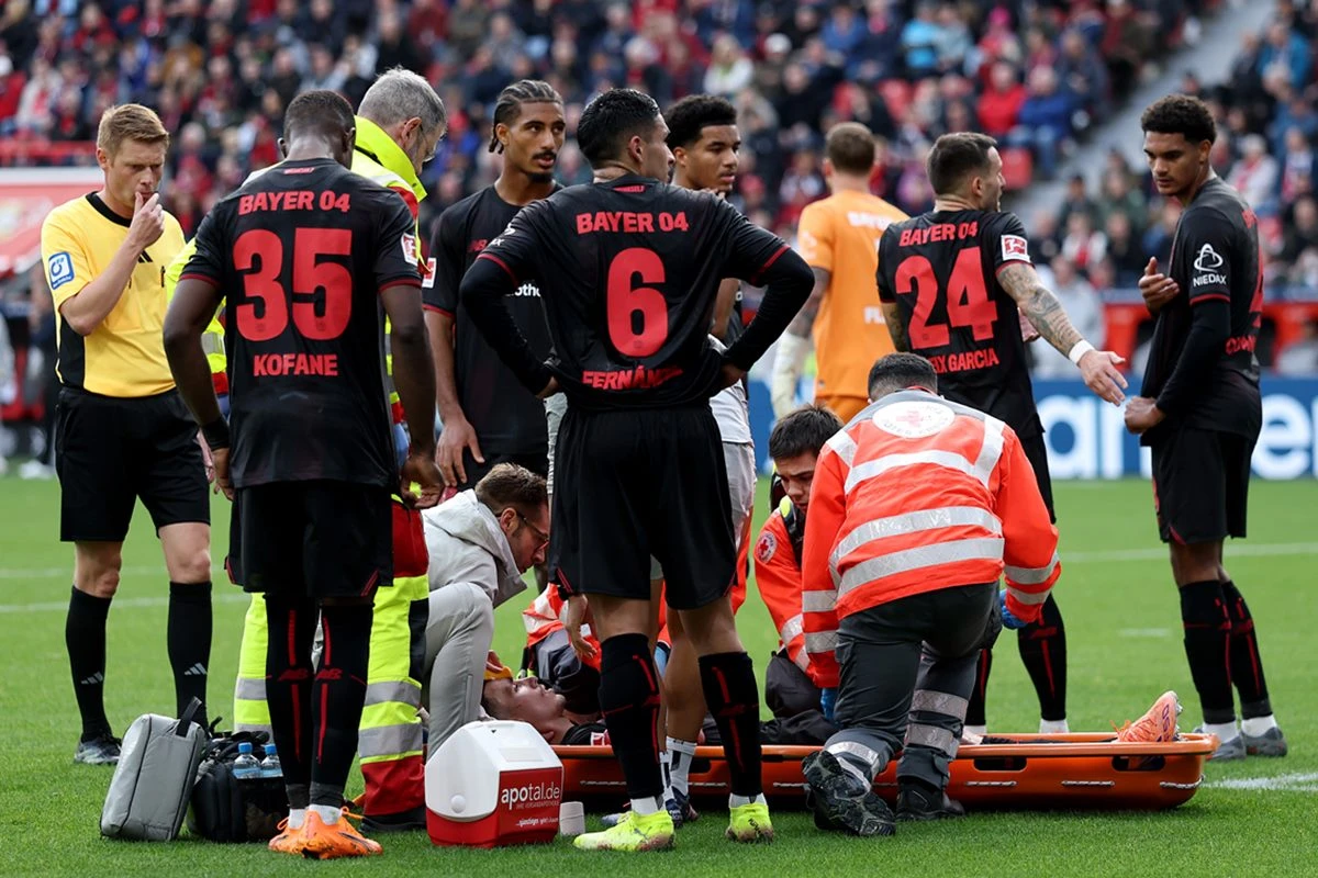Bayer Leverkusen: Grimaldo tem corte profundo no rosto e sai de maca