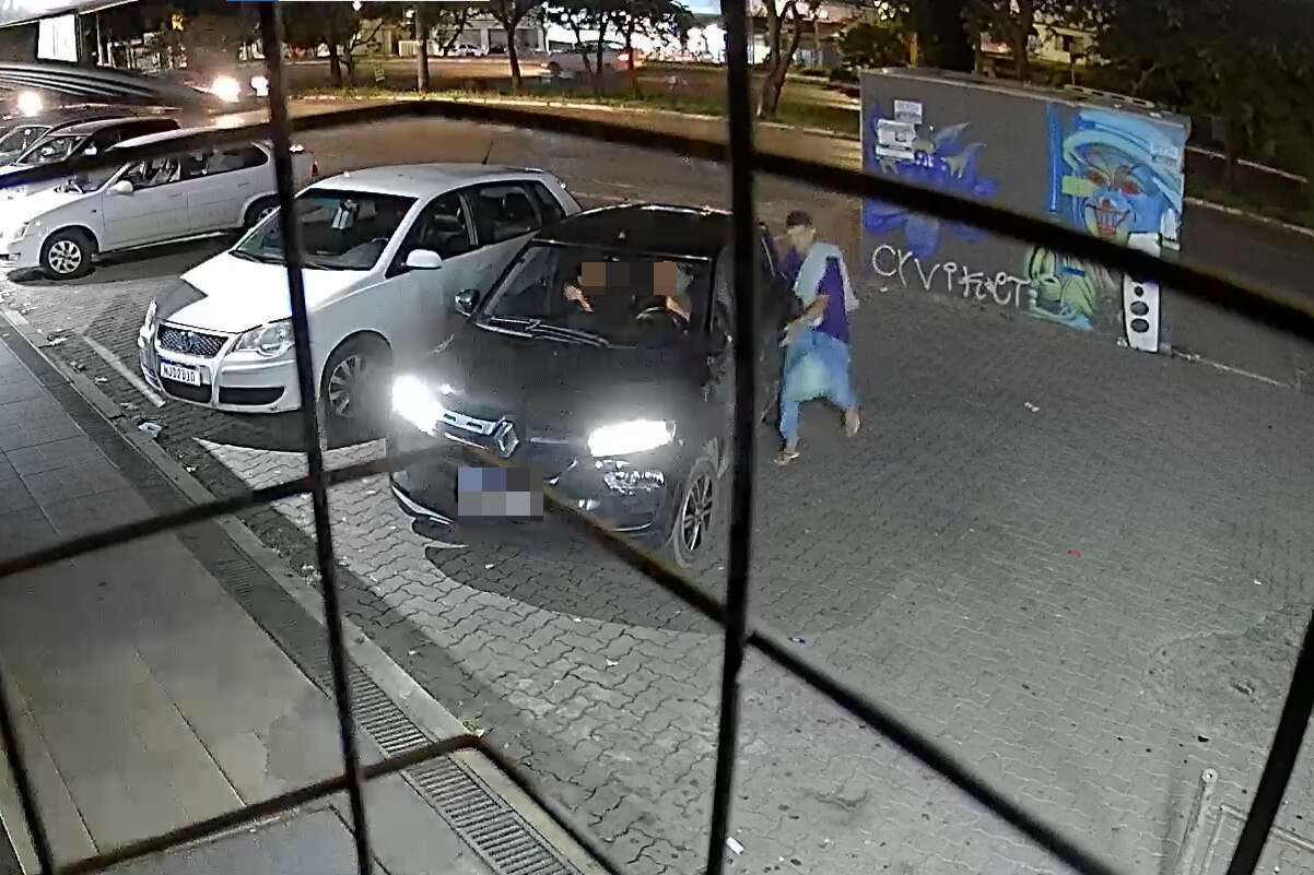 Vídeo: ladrão observa vítimas na rua, anuncia assalto e foge com carro