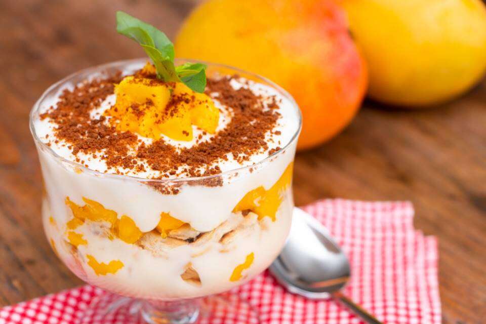 Pavê de manga com iogurte: faça já a receita cremosa e refrescante