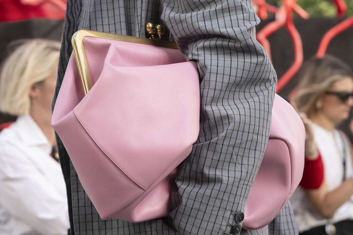 Kiss lock: bolsas com estilo “carteira de avó” são tendência para 2025