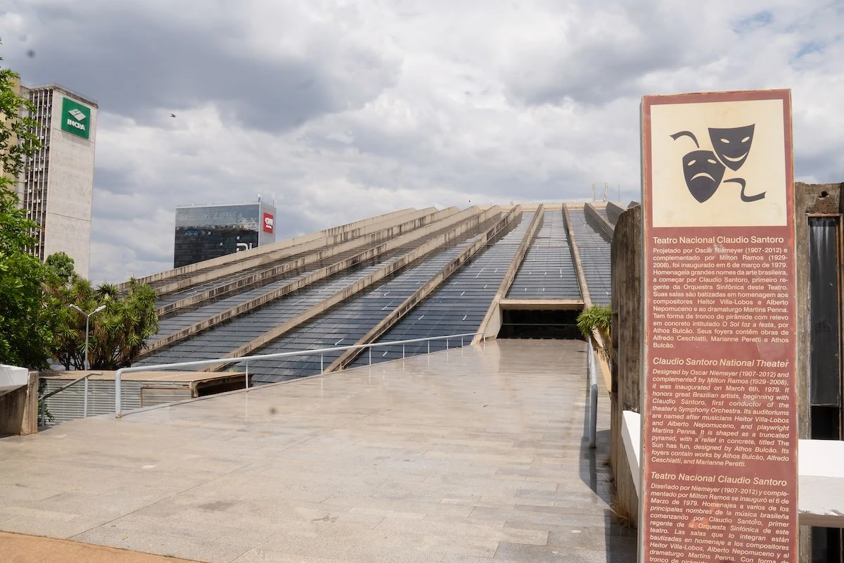 Metrópoles Catwalk revitaliza foyer do Teatro Nacional Claudio Santoro