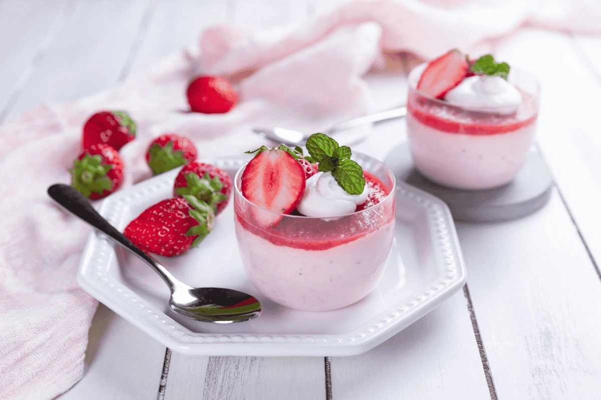 Mousse de morango cremosa e refrescante para adoçar o dia