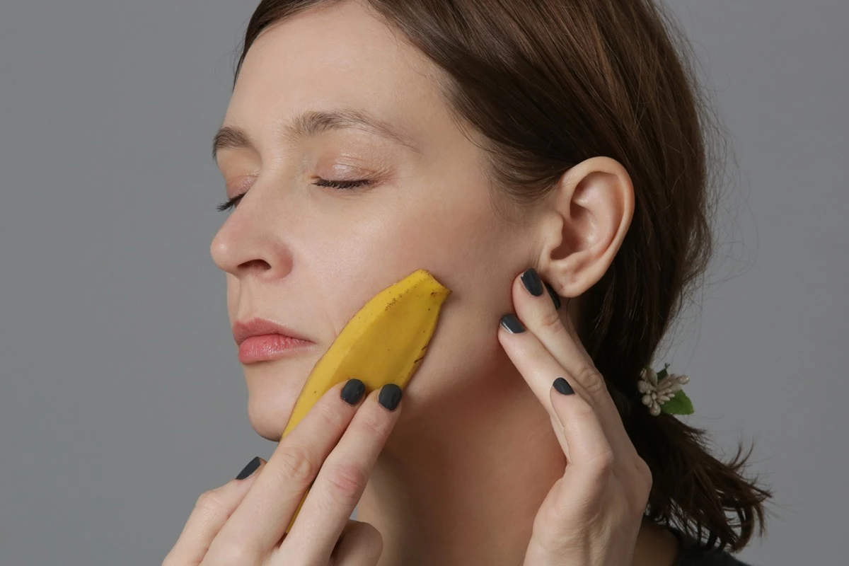 Dermatologista aponta os perigos de passar casca de banana no rosto