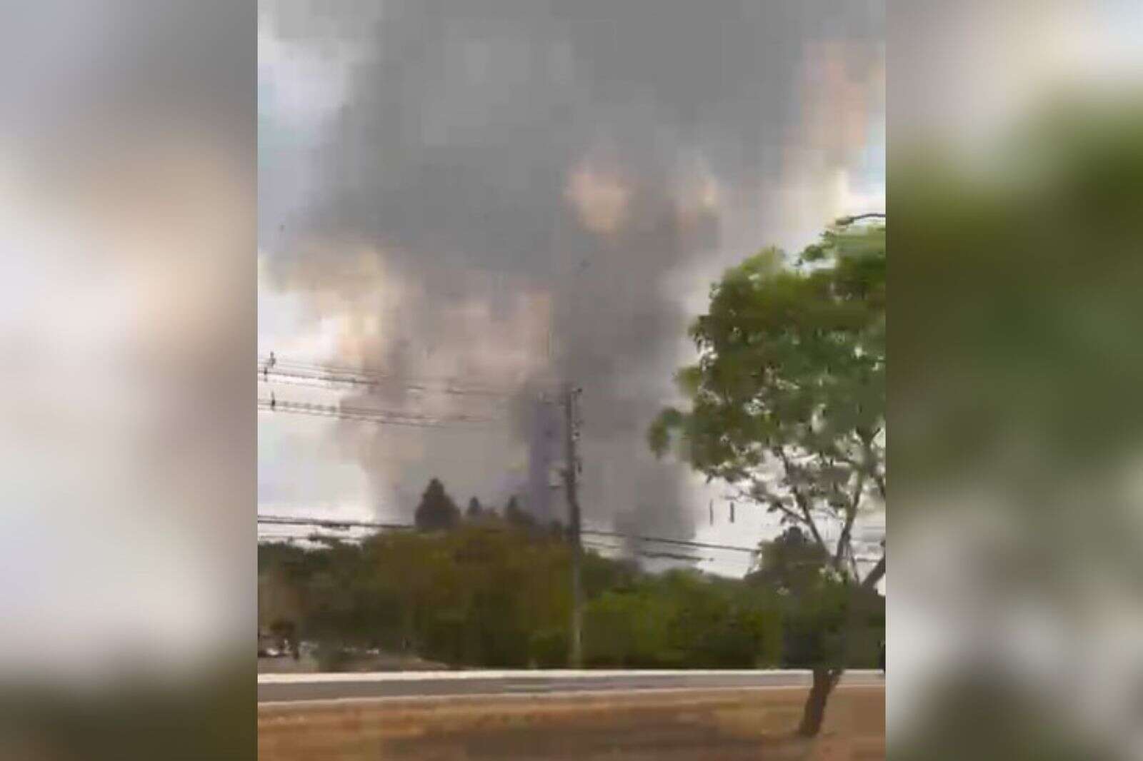 Vídeo: incêndio atinge área de mata próxima ao Aeroporto de Brasília