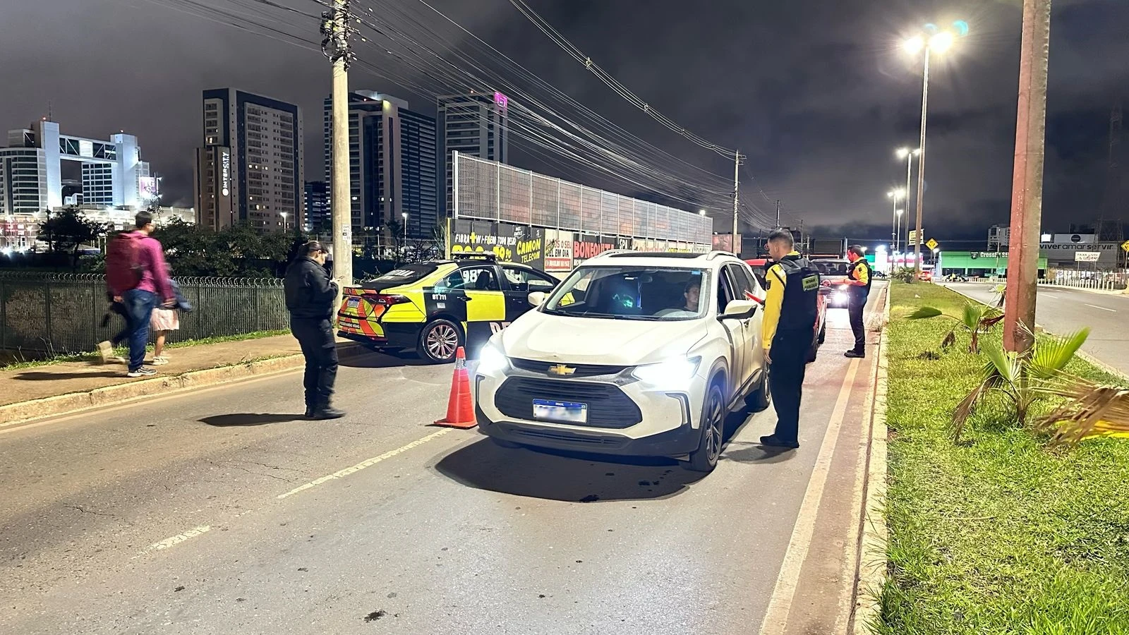 Bêbados e sem CNH: Detran autua 33 motoristas em apenas 2 horas no DF