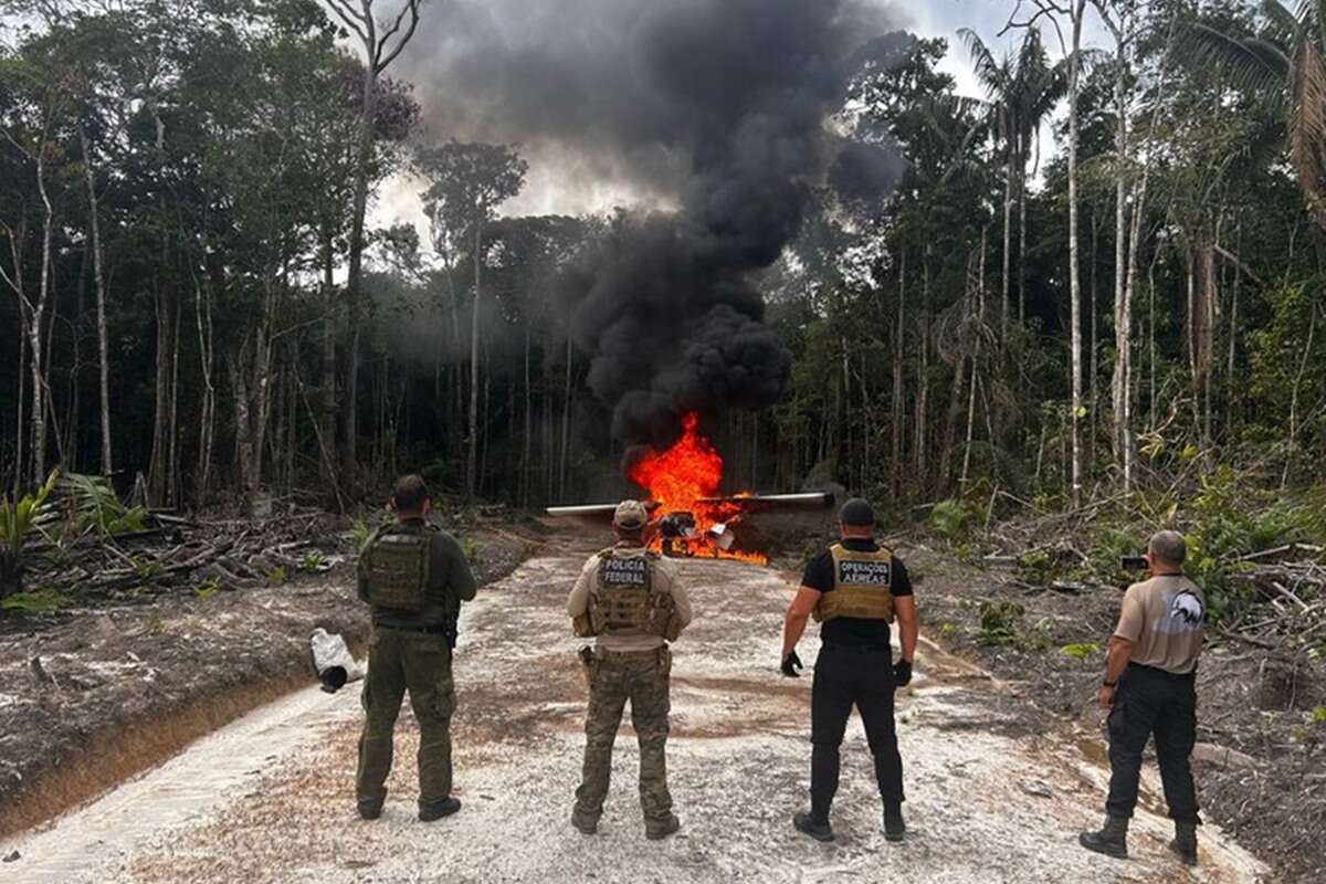 Polícia queima aviões usados no tráfico internacional de drogas