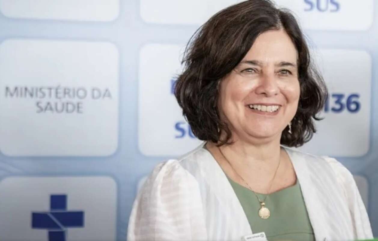 Cotada para deixar governo, ministra da Saúde vai ao aniversário do PT