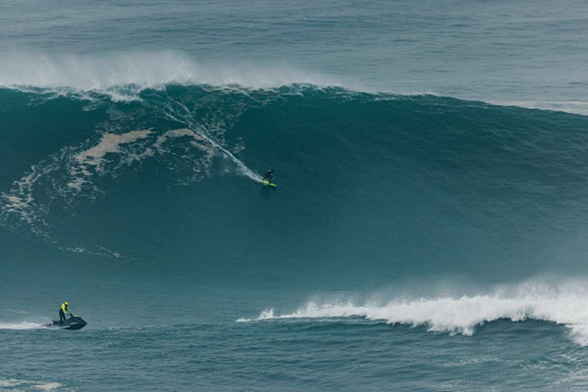 Brasileira Maya Gabeira se aposenta do surfe após 22 anos de carreira