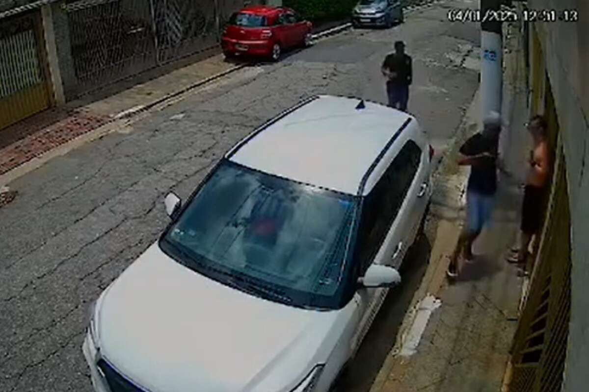 Câmera flagra roubo de carro quando vítima visitava a mãe em SP. Veja