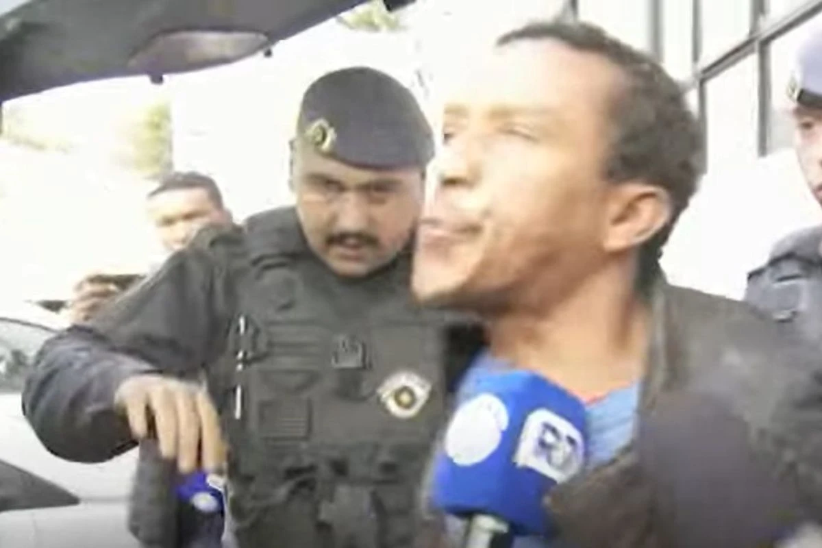 “Galo Cego” cuspiu em 2 repórteres ao ser preso por homicídio. Veja