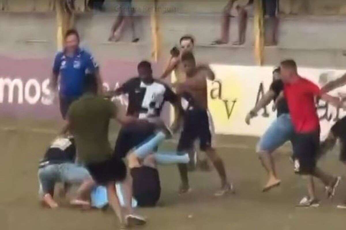 Vídeo: torcedores batem em árbitros durante final de futebol amador