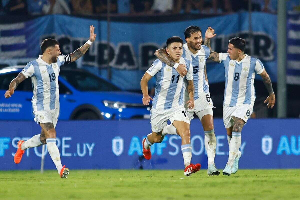 Vídeo: ex-Botafogo marca golaço para a Argentina contra o Uruguai