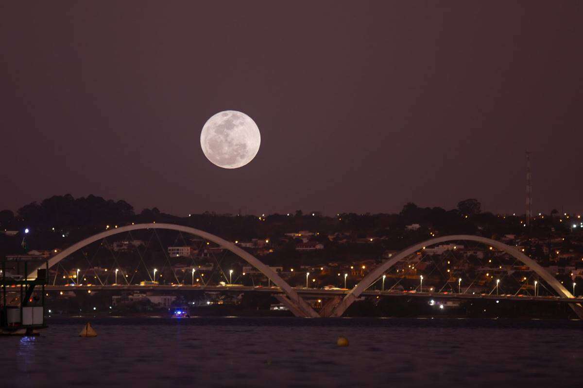 Superlua estará 7% mais próxima da Terra nesta 5ª feira. Entenda