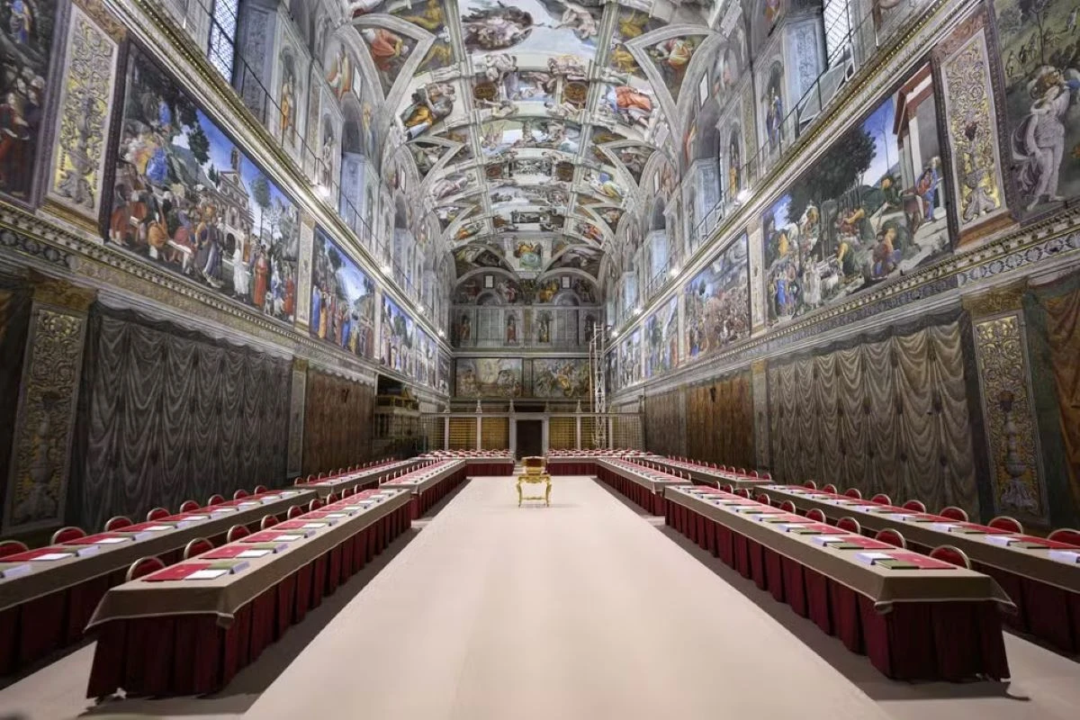 Capela Sistina fica pronta para o conclave. Veja fotos