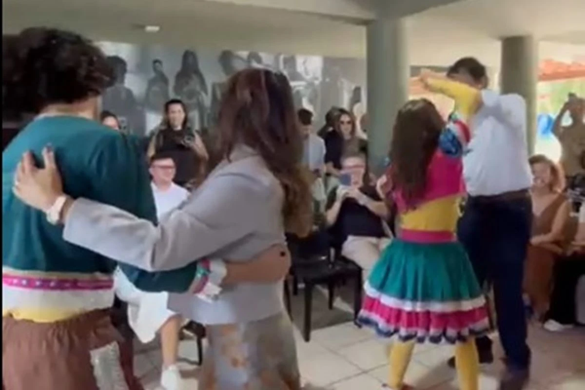 Vídeo: Janja e ministro de Lula dançam tango com palhaços em agenda