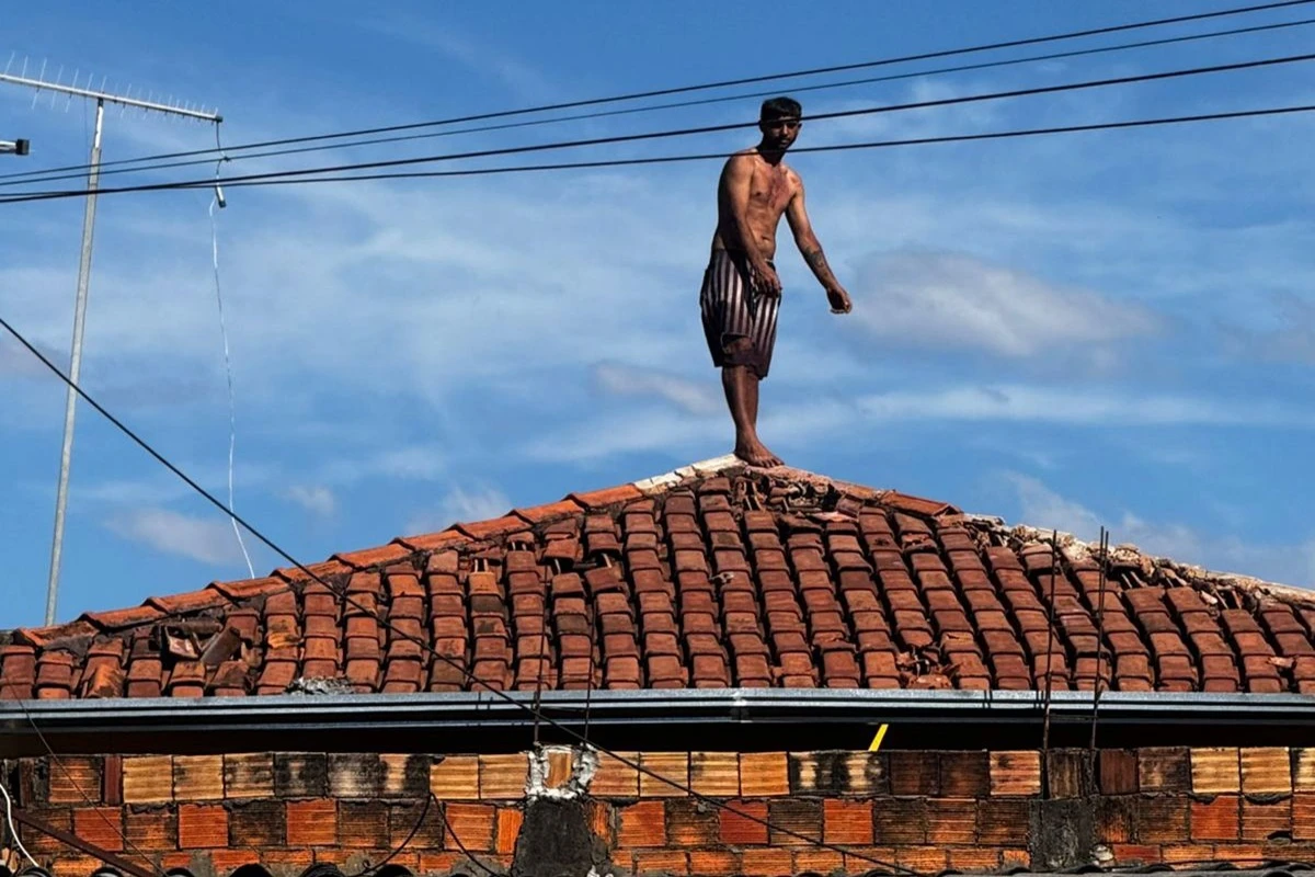 DF: atrás da ex, homem sobe em casa e atira telhas na PM. Vídeo
